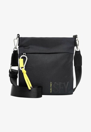 Bolso bandolera negro con textura, con correa ajustable, cierre plateado, tirador de cremallera de cuero amarillo y metal, con etiqueta SURI FREY.