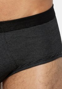 Boxer briefs pour hommes à rayures noires et grises avec une ceinture élastique noire, présentant une texture de tissu lisse et une coupe ajustée.