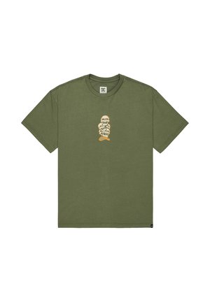 Olijfgroene T-shirt met korte mouwen met een graphic van drie gestapelde schedels in het midden en een oranje handtekening onder het ontwerp.