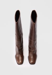 Braune Lederstiefel mit einer lässigen Form, quadratischer Zehenpartie und glatter Textur. Sie verfügen über einen hohen Schaft und dezente Nahtdetails.