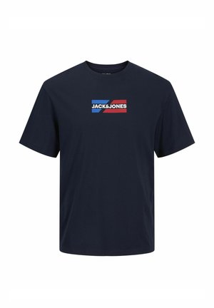 Tumši zils kokvilnas T-krekls ar īsām piedurknēm un apaļu kakla izgriezumu. Iekļauj taisnstūrveida grafiku ar "JACK&JONES" baltā, sarkanā un zilā krāsā.