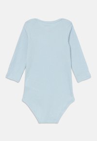 Šviesiai mėlynos juostelės ilgos rankovės kūdikių bodysuitas su apvaliu kaklu ir spaudėmis apačioje, rodomas iš nugaros.