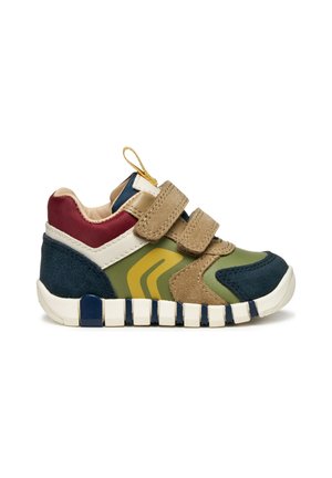 Baskets multicolores avec une combinaison de matériaux bleu, vert, bordeaux et beige. Présentent deux sangles Velcro et des accents texturés.