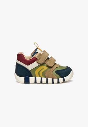 Sneaker multicolore con una combinazione di materiali blu, verde, borgogna e beige. Presenta due cinturini in velcro e dettagli texturizzati.