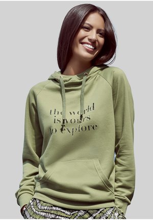 Olivgrüner Sweatshirt mit Kängurutasche, featuring einem schwarzen Aufdruck mit dem Slogan "die Welt gehört dir zum Entdecken" und Kapuze mit Kordelzug.