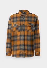 Camisa de franela a cuadros en naranja y azul con cuello tipo button-down, que cuenta con dos bolsillos en el pecho y mangas largas. Textura suave, diseño clásico.