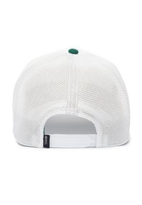 Gorra verde con malla blanca en la parte posterior, con un botón verde en la parte superior, presenta una correa ajustable de plástico y una etiqueta de logo negra en el costado.