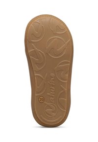 Gumová podrážka v hnědé barvě s textured grip vzorem a brandingem. Obsahuje kulaté loga a číslo "20" vyražené.