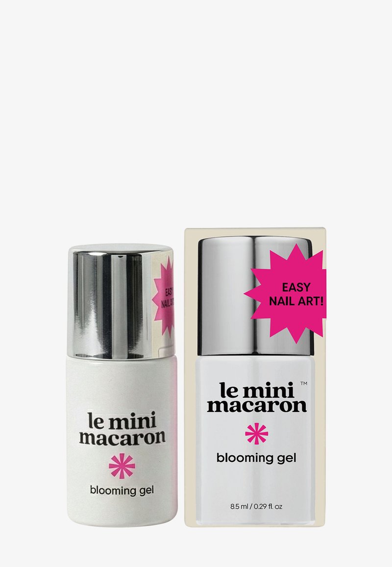 Deux flacons de vernis gel pour ongles Le Mini Macaron avec des bouchons argentés, un dévissé et un dans un emballage étiqueté "Easy Nail Art !"