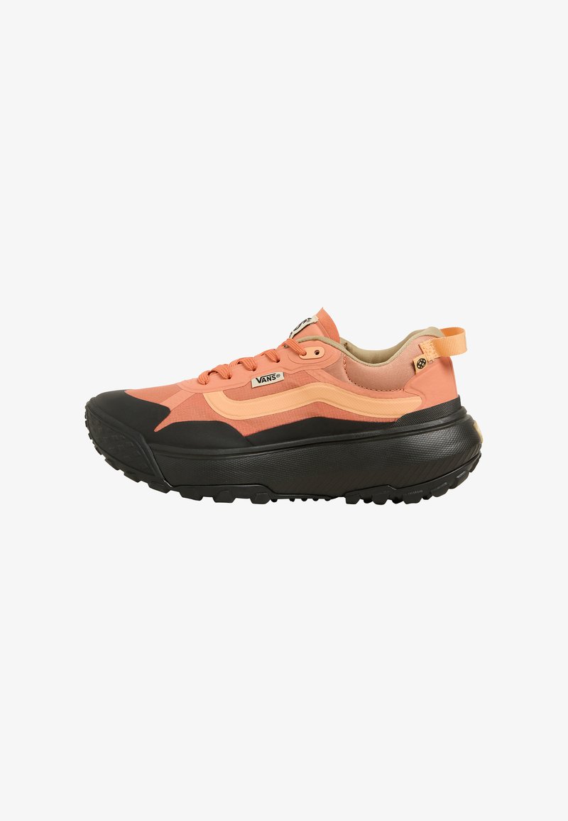 Vans sneakers, met een perzikkleurig bovenwerk, zwarte rubberen zool, textuuraccenten en een vetersluiting met een trekstrip aan de hiel.