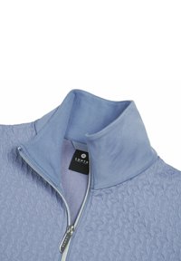 Hellblaue Zip-Jacke mit einem strukturierten Muster, ausgestattet mit einem weichen Kragen und einem silbernen Reißverschluss. Etikett im Kragen sichtbar.
