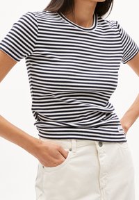 Randig kortärmad t-shirt i marinblå och vit ribbad tyg, med rund halsringning och en liten logotagg på fållen.