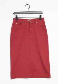 Gonna midi in denim rosso con chiusura frontale a bottoni e zip, passanti per cintura e tasche anteriori, appesa a un appendiabiti di plastica nera.