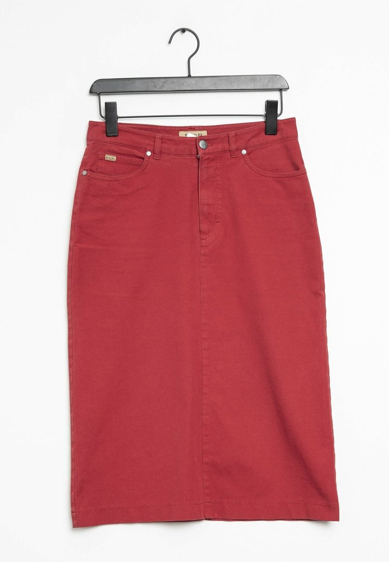 Gonna midi in denim rosso con chiusura frontale a bottoni e zip, passanti per cintura e tasche anteriori, appesa a un appendiabiti di plastica nera.