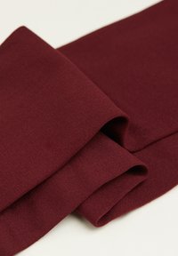 Pezzo di tessuto borgogna, texture liscia, piegato, con una finitura fine. Luccichio sottile, peso medio, linee pulite e senza motivi o accessori visibili.