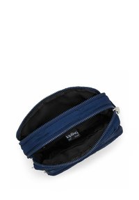 Portafoglio blu navy con zip e due scomparti, realizzato in un tessuto morbido. Presenta un rivestimento interno nero e un piccolo etichetta del logo all'interno.