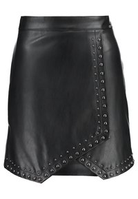 Jupe en cuir noir avec un design portefeuille, ornée de clous argentés le long de l'ourlet et des coutures latérales, texture lisse et silhouette ajustée.