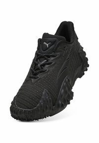 Czarne sportowe buty z teksturowaną siateczkową cholewką, wzmocnionym noskiem i wytrzymałą podeszwą z wyraźnym wzorem bieżnika zapewniającym dobrą przyczepność.