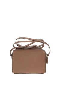 Borsa a tracolla in pelle marrone, forma rettangolare, texture liscia, cintura regolabile, hardware in tonalità oro, design minimalista.