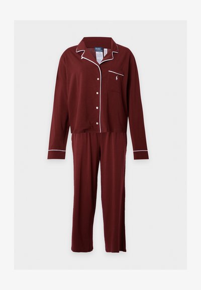 Ensemble de pyjama bordeaux à manches longues avec boutons, avec un liseré blanc sur le col, les poignets, le bord de la poche et un petit logo sur la poche poitrine gauche.