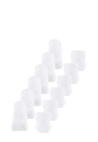 Douze paires de chaussettes blanches unies pour chevilles, disposées en rangées décalées sur un fond blanc.