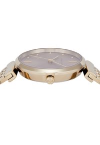 Orologio dorato con cassa rotonda in metallo, quadrante grigio chiaro, indici ore minimalisti e bracciale a maglie texturizzate. Presenta una corona laterale.