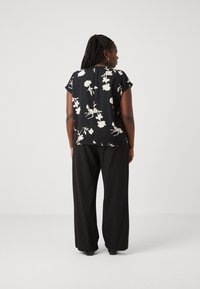 Vero Moda Curve VMNEWHALLIE NEW - Triko s potiskem - black/paya