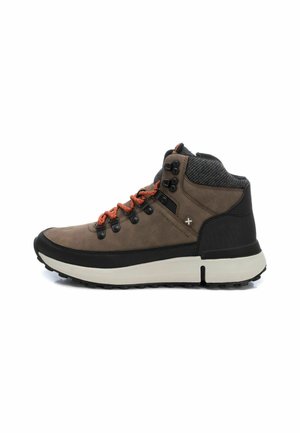 Botas de senderismo marrones y negras con cordones naranjas, de cuero texturizado y suelas de goma duraderas, con ojales de metal y un collar acolchado.