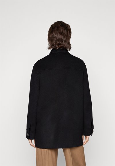 Schwarze Wollmischungjacke mit einem eleganten Design, featuring einem Kragen, geknöpften Manschetten und einer lässigen Passform, von hinten betrachtet.