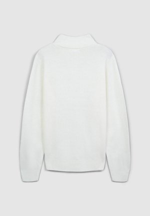 Maglione bianco lavorato a maglia con colletto alto, maniche lunghe e polsini a coste. Il tessuto appare morbido e leggero con una finitura testurizzata.
