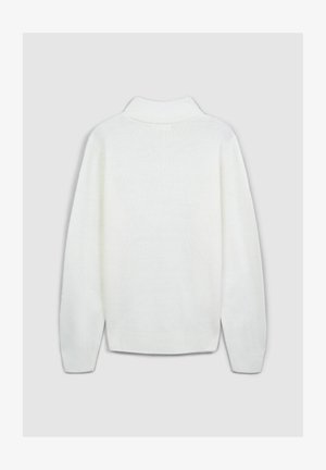 Maglione bianco lavorato a maglia con colletto alto, maniche lunghe e polsini a coste. Il tessuto appare morbido e leggero con una finitura testurizzata.