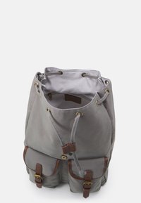 Grå dukbucketväska med bruna läderdetaljer, dragsko-stängning och två framfickor. Fodrad insida med randigt mönster.