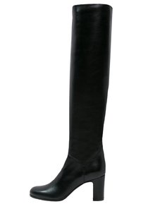 Bottes noires en cuir montantes, avec un design curved, une pointe arrondie et un talon épais. Texture lisse avec un minimum de détails.