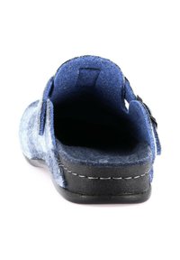 Scarpa slip-on in felt blu con apertura sul retro, suola in gomma nera e cuciture bianche. Dotata di cinturino regolabile per una vestibilità sicura.