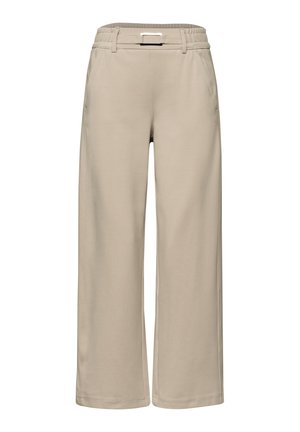 Pantalon beige à jambes larges avec taille élastique, passants de ceinture et une boucle de ceinture rectangulaire argentée, poches avant visibles.