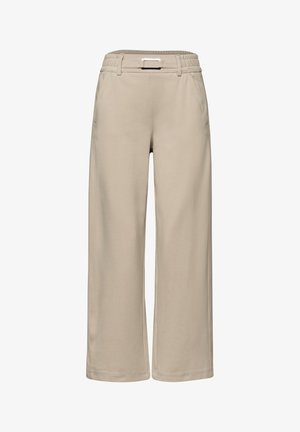Pantalon beige à jambes larges avec taille élastique, passants de ceinture et une boucle de ceinture rectangulaire argentée, poches avant visibles.
