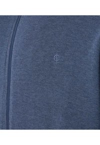 Granatowy sweter zapinany na zamek z prążkowaną fakturą, z delikatnie haftowanym logo po lewej stronie oraz pasującym zamkiem błyskawicznym.