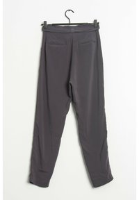 Grå byxor i släta tyger med en skräddarsydd design, bälteslings och två bakfickor. Hänger från en svart plastgalge.