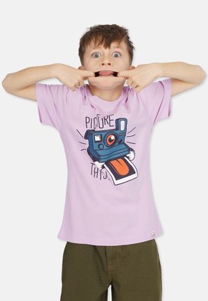 Hellblaue Baumwoll-T-Shirt mit einem grafischen Motiv einer blauen Kamera und einem Polaroidfoto. Der Text lautet "BILDER DAS!" unter dem Design.