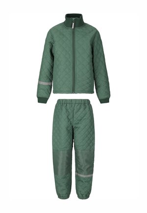 Børns grønne quiltede jakke med lynlås foran og matchende bukser med forstærkede knæ og reflekterende striber på ærme og ben.