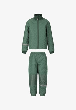 Grüne, gesteppte Kinderjacke mit Frontreißverschluss und passenden Hosen mit verstärkten Knien und reflektierenden Streifen an Ärmel und Bein.