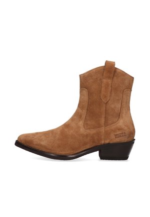 Bottine en suède marron avec bout pointu, petit talon empilé et languette pour l'enfilage. Caractérisée par des coutures minimales et un logo de marque sur le côté.