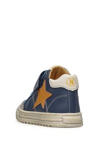 Scarpa in pelle blu con accenti beige, caratterizzata da un grande design a stella arancione, colletto imbottito e suola in gomma texturizzata.