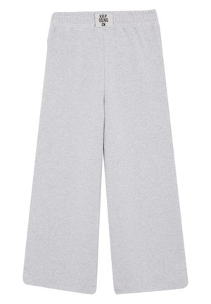 Jasnoszare spodnie o szerokich nogawkach z elastycznym pasem i małą naszywką z napisem "KEEP GOING ON" na środku przodu.