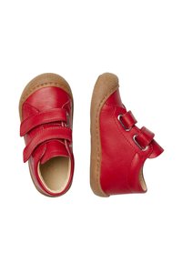 Scarpe in pelle rossa con doppie cinghie in Velcro, punta tonda e suola in gomma marrone texturizzata. Finitura liscia senza motivi visibili.
