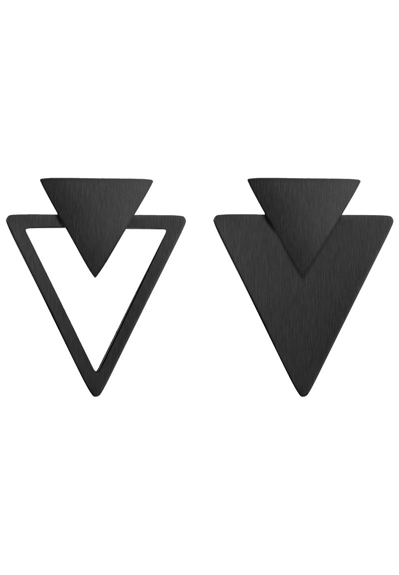 Schwarze Metal Ohrringe mit einem geometrischen Design, bestehend aus zwei übereinanderliegenden dreieckigen Formen; eine massiv und eine hohl, mit einer gebürsteten Textur.
