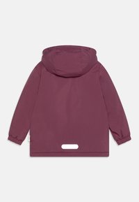 Giubbotto bordeaux con cappuccio, maniche elastiche e un profilo bianco in basso. Texture liscia, progettato per calore e comfort.