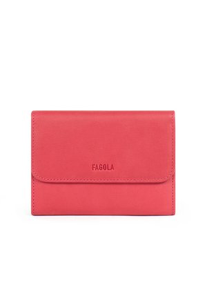 Portefeuille compact corail rose avec bords cousus et "FAGOLA" embossé sur le rabat avant, sur fond blanc.