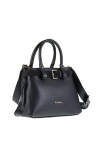 Borsa a mano in pelle nera con superficie testurizzata, doppio manico corto, tracolla rimovibile, dettagli in metallo dorato e una fibbia.