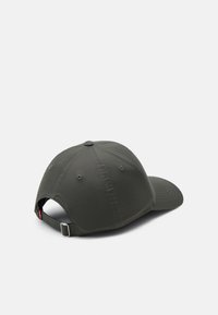 Gorra de béisbol de color verde oscuro con visera curvada, correa ajustable en la parte posterior y detalles de costura. El tejido es suave y duradero.